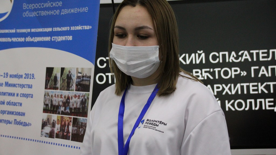 Саратовский губернатор угостился пирожками и пообещал помочь найти работу студентам
