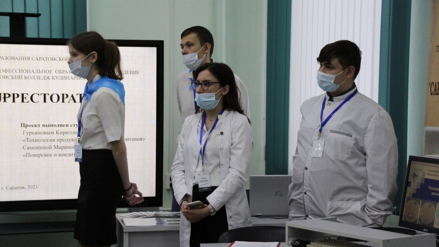 Саратовский губернатор угостился пирожками и пообещал помочь найти работу студентам