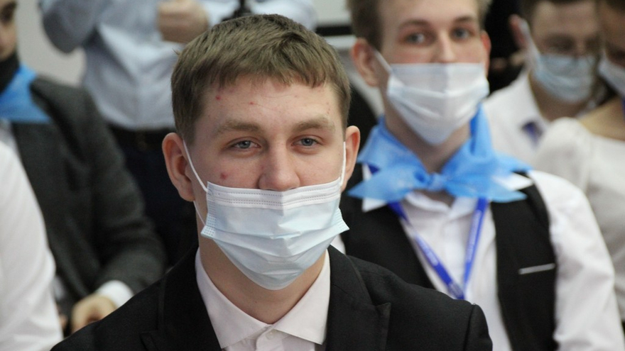 Саратовский губернатор угостился пирожками и пообещал помочь найти работу студентам