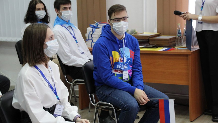 Саратовский губернатор угостился пирожками и пообещал помочь найти работу студентам