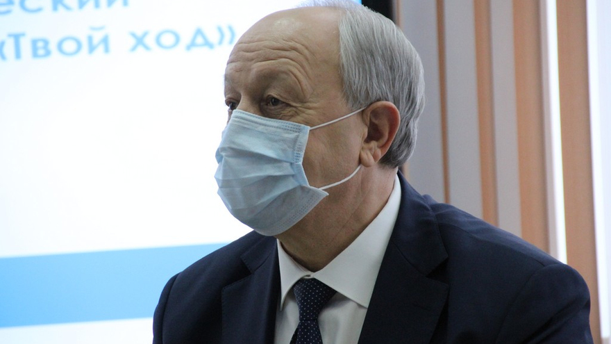 Саратовский губернатор угостился пирожками и пообещал помочь найти работу студентам