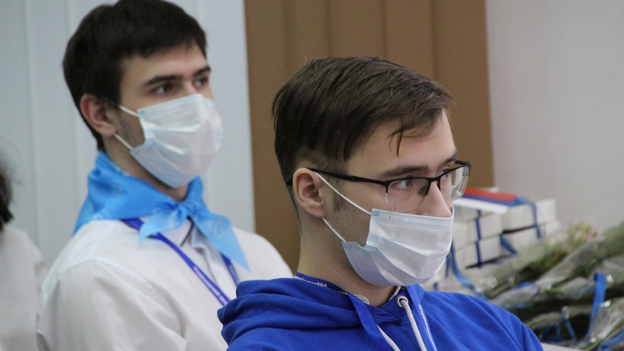 Саратовский губернатор угостился пирожками и пообещал помочь найти работу студентам