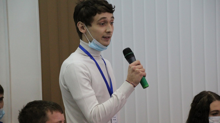 Саратовский губернатор угостился пирожками и пообещал помочь найти работу студентам