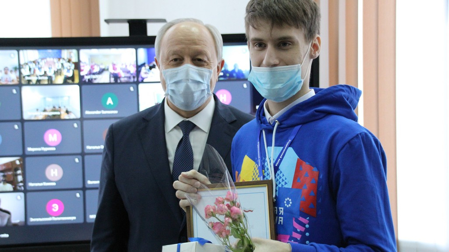 Саратовский губернатор угостился пирожками и пообещал помочь найти работу студентам