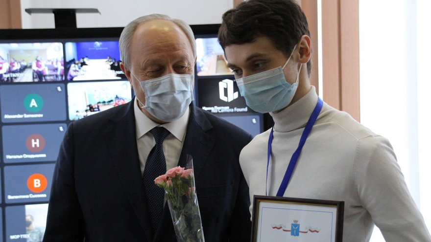 Саратовский губернатор угостился пирожками и пообещал помочь найти работу студентам