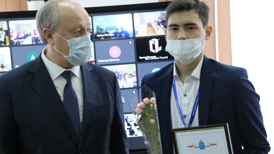 Саратовский губернатор угостился пирожками и пообещал помочь найти работу студентам
