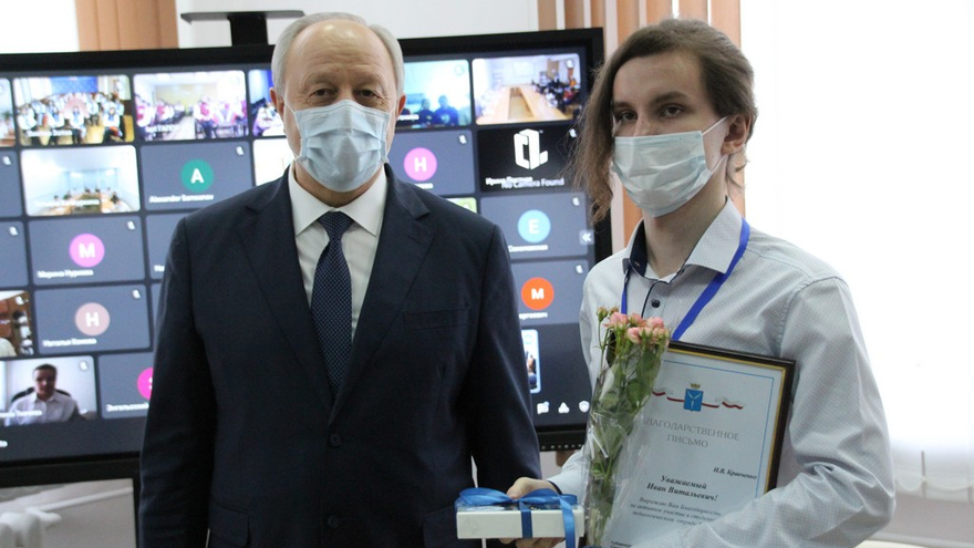 Саратовский губернатор угостился пирожками и пообещал помочь найти работу студентам