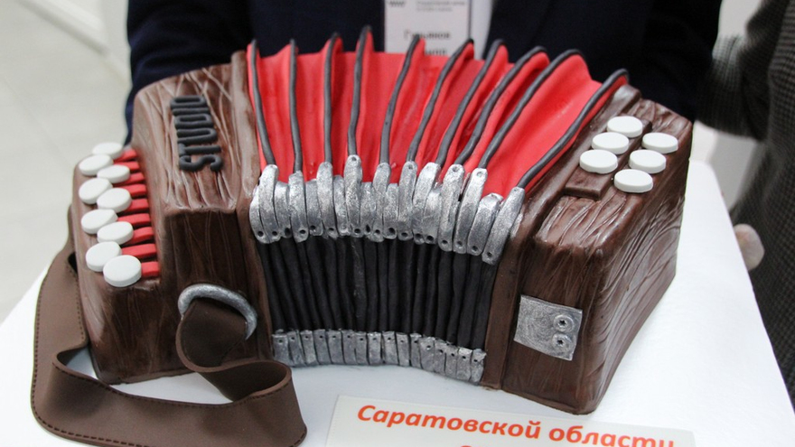 Саратовский губернатор угостился пирожками и пообещал помочь найти работу студентам