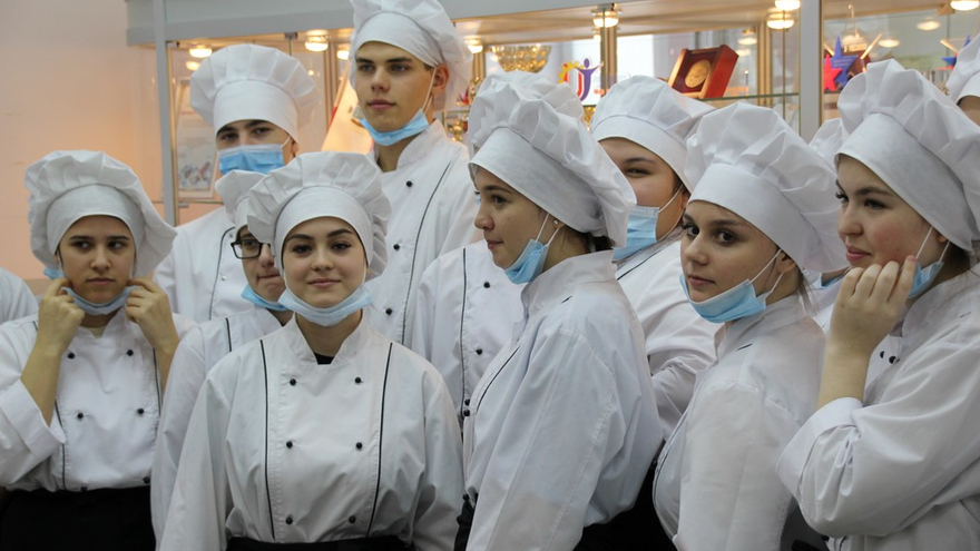 Саратовский губернатор угостился пирожками и пообещал помочь найти работу студентам