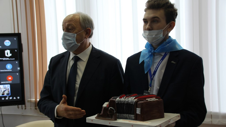 Саратовский губернатор угостился пирожками и пообещал помочь найти работу студентам