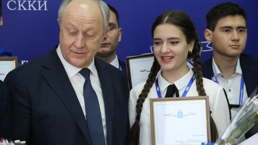 Саратовский губернатор угостился пирожками и пообещал помочь найти работу студентам