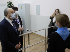 Саратовский губернатор угостился пирожками и пообещал помочь найти работу студентам