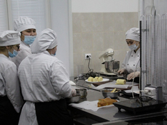 Саратовский губернатор угостился пирожками и пообещал помочь найти работу студентам