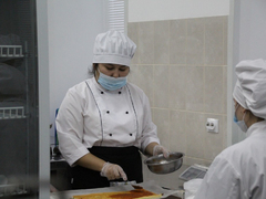 Саратовский губернатор угостился пирожками и пообещал помочь найти работу студентам
