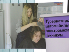 Саратовский губернатор угостился пирожками и пообещал помочь найти работу студентам