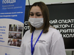 Саратовский губернатор угостился пирожками и пообещал помочь найти работу студентам