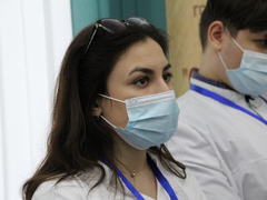 Саратовский губернатор угостился пирожками и пообещал помочь найти работу студентам