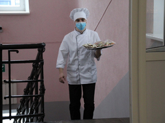Саратовский губернатор угостился пирожками и пообещал помочь найти работу студентам