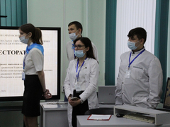 Саратовский губернатор угостился пирожками и пообещал помочь найти работу студентам
