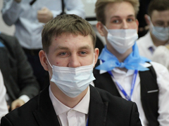Саратовский губернатор угостился пирожками и пообещал помочь найти работу студентам