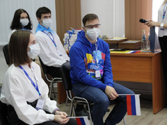 Саратовский губернатор угостился пирожками и пообещал помочь найти работу студентам