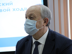 Саратовский губернатор угостился пирожками и пообещал помочь найти работу студентам