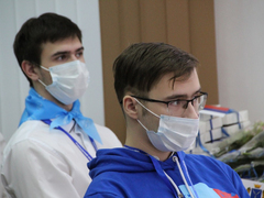 Саратовский губернатор угостился пирожками и пообещал помочь найти работу студентам