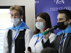 Саратовский губернатор угостился пирожками и пообещал помочь найти работу студентам