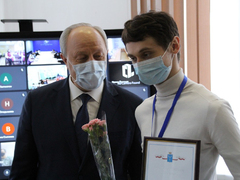 Саратовский губернатор угостился пирожками и пообещал помочь найти работу студентам
