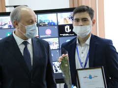 Саратовский губернатор угостился пирожками и пообещал помочь найти работу студентам