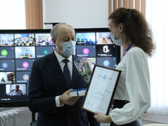 Саратовский губернатор угостился пирожками и пообещал помочь найти работу студентам