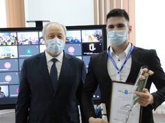 Саратовский губернатор угостился пирожками и пообещал помочь найти работу студентам