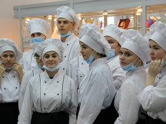 Саратовский губернатор угостился пирожками и пообещал помочь найти работу студентам