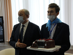 Саратовский губернатор угостился пирожками и пообещал помочь найти работу студентам