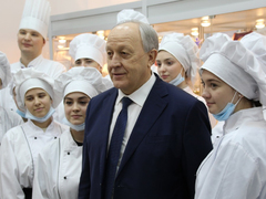Саратовский губернатор угостился пирожками и пообещал помочь найти работу студентам