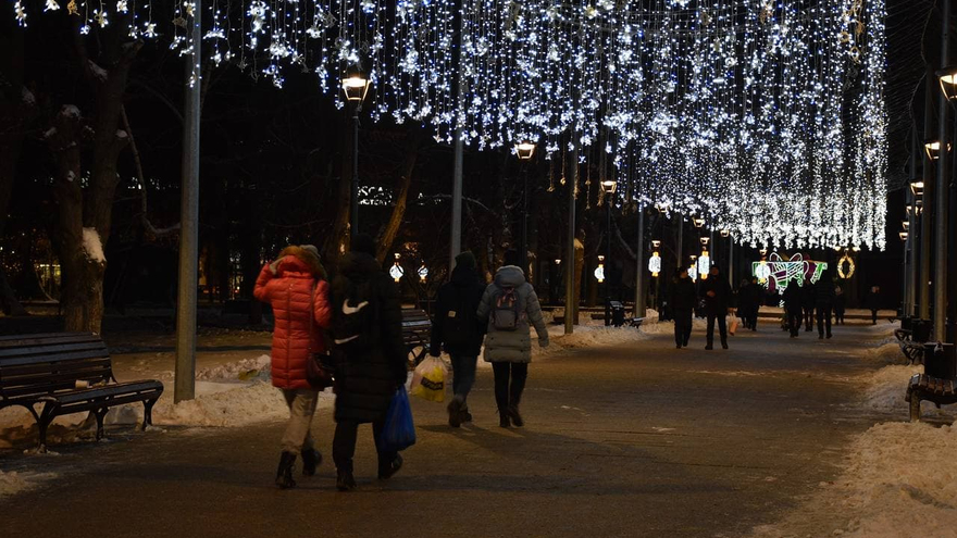 Заяц в коробке, огромный олень, светящийся портал: как украсили Саратов к Новому году (фоторепортаж)