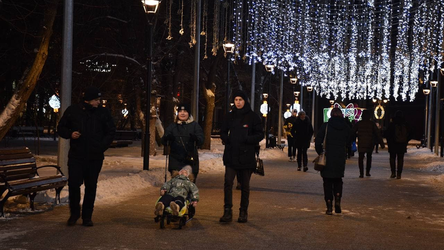 Заяц в коробке, огромный олень, светящийся портал: как украсили Саратов к Новому году (фоторепортаж)