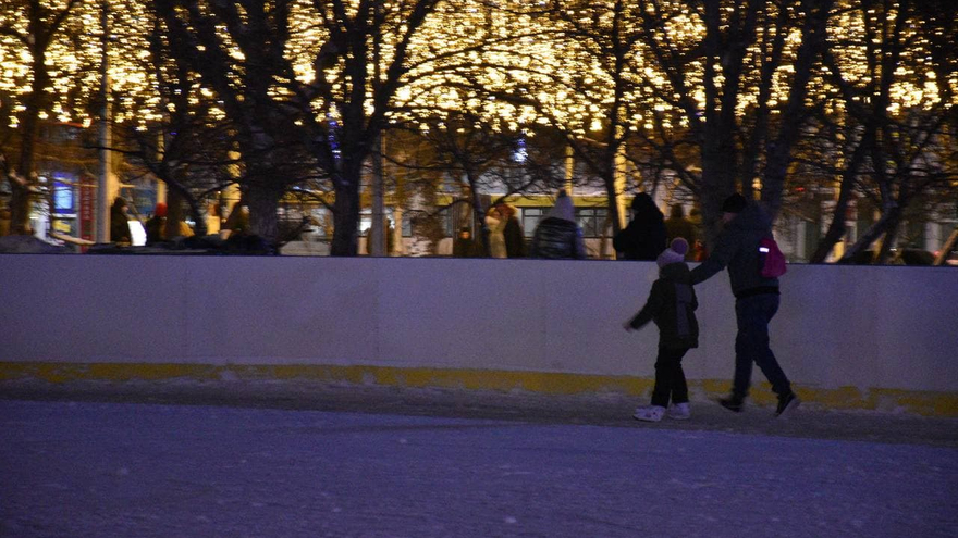 Заяц в коробке, огромный олень, светящийся портал: как украсили Саратов к Новому году (фоторепортаж)