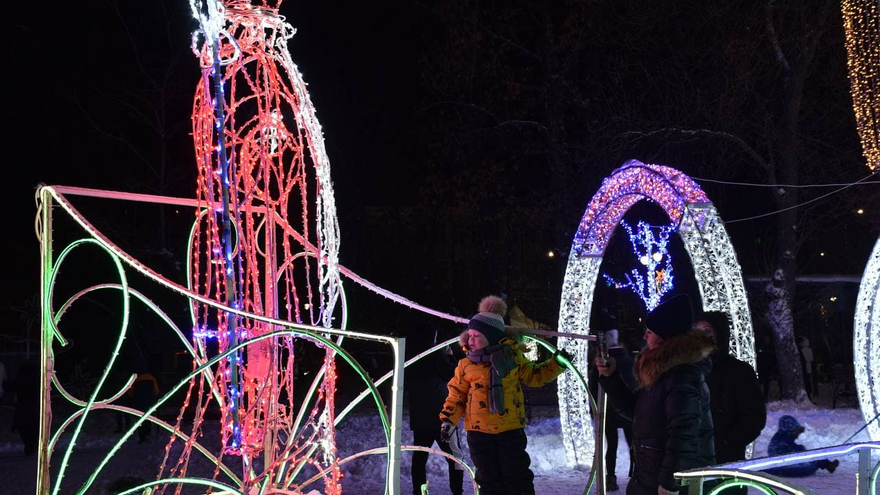 Заяц в коробке, огромный олень, светящийся портал: как украсили Саратов к Новому году (фоторепортаж)