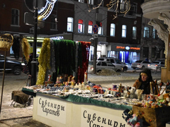 Заяц в коробке, огромный олень, светящийся портал: как украсили Саратов к Новому году (фоторепортаж)