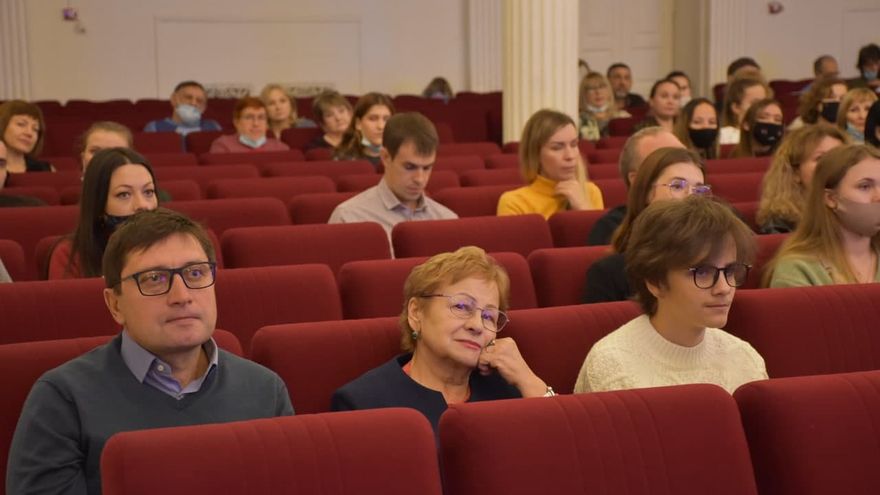 В саратовской консерватории прошел карнавал: музыкантов в смирительных рубашках забрали в психушку