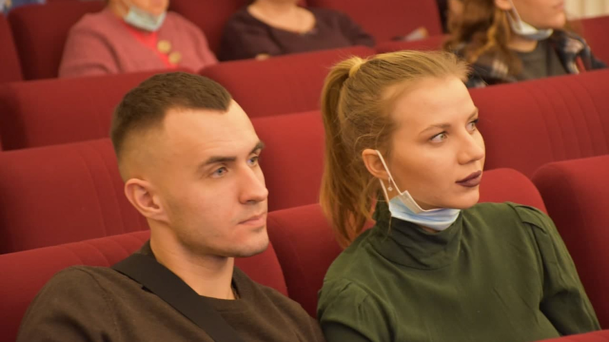В саратовской консерватории прошел карнавал: музыкантов в смирительных рубашках забрали в психушку