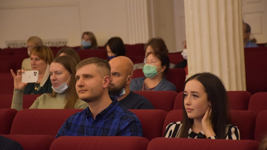 В саратовской консерватории прошел карнавал: музыкантов в смирительных рубашках забрали в психушку