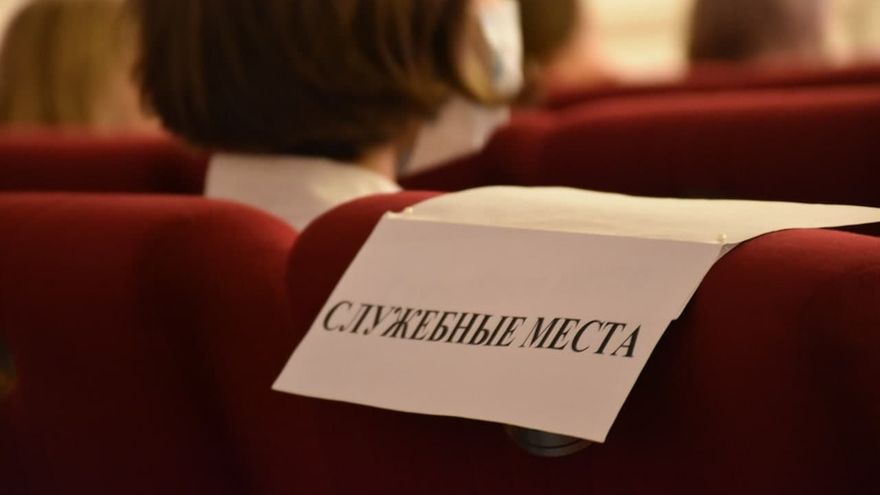 В саратовской консерватории прошел карнавал: музыкантов в смирительных рубашках забрали в психушку