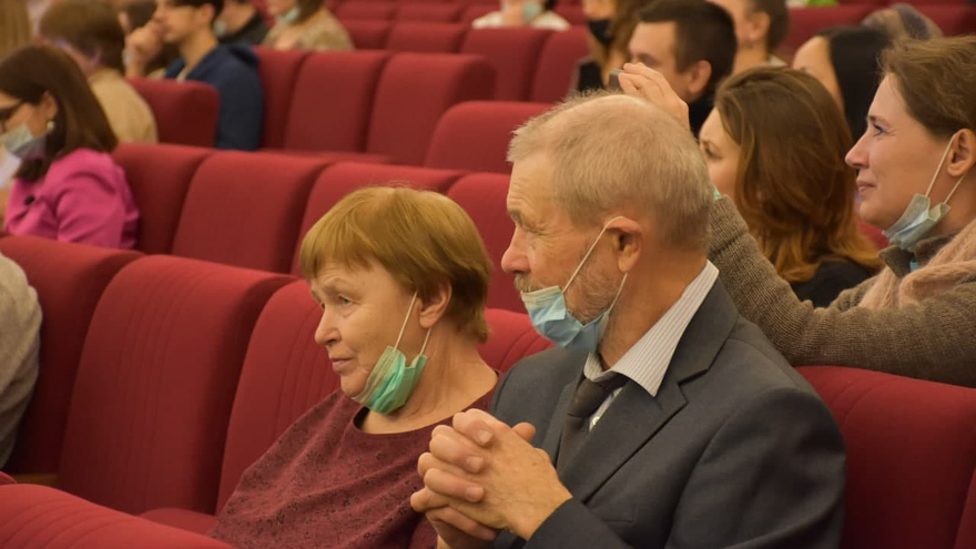 В саратовской консерватории прошел карнавал: музыкантов в смирительных рубашках забрали в психушку