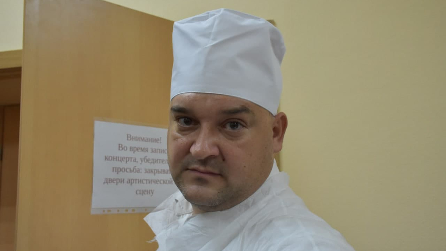 В саратовской консерватории прошел карнавал: музыкантов в смирительных рубашках забрали в психушку
