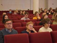 В саратовской консерватории прошел карнавал: музыкантов в смирительных рубашках забрали в психушку