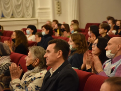 В саратовской консерватории прошел карнавал: музыкантов в смирительных рубашках забрали в психушку