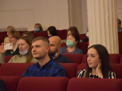 В саратовской консерватории прошел карнавал: музыкантов в смирительных рубашках забрали в психушку