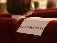 В саратовской консерватории прошел карнавал: музыкантов в смирительных рубашках забрали в психушку